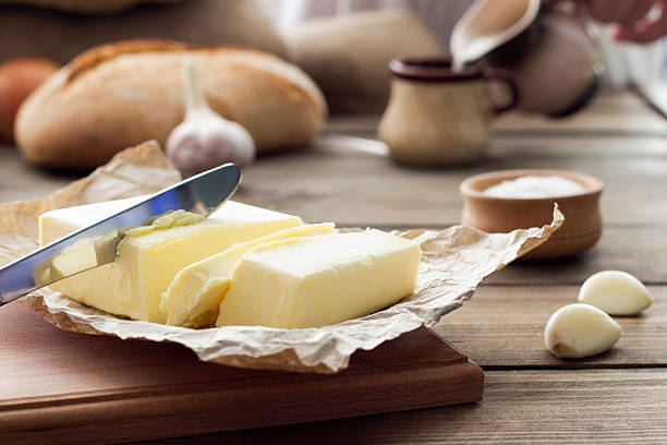 칼, 빵, 버터, 마늘 및 우유관 - 버터 뉴스 사진 이미지