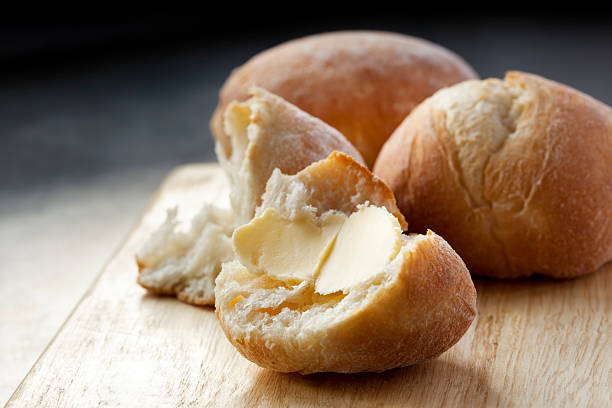 buttered bread roll - boter stockfoto's en -beelden