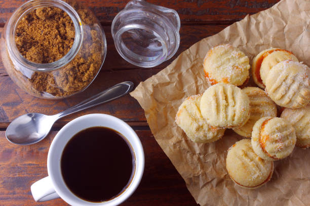 biscoitos amanteigados unidos por uma geleia de goiaba, tradicional no brasil, onde são conhecidos como goiabinha, em uma mesa de madeira rústica - doce de goiaba - fotografias e filmes do acervo