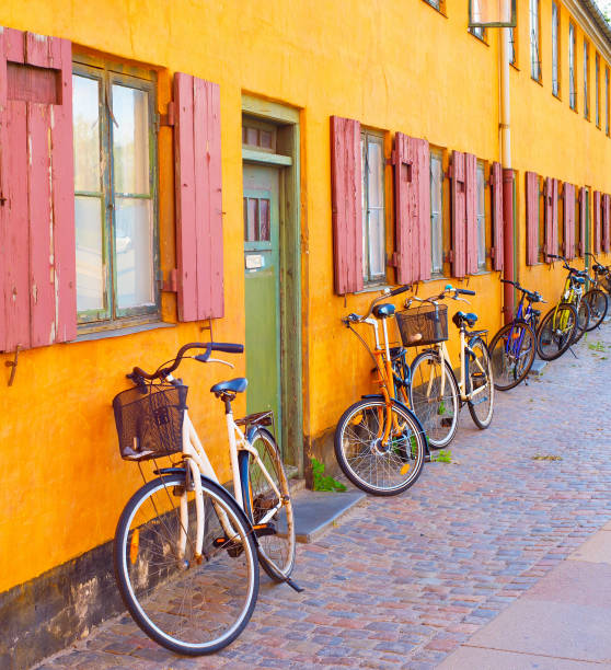bycicles 오래 된 건물 벽입니다. 코펜하겐 - copenhagen 뉴스 사진 이미지