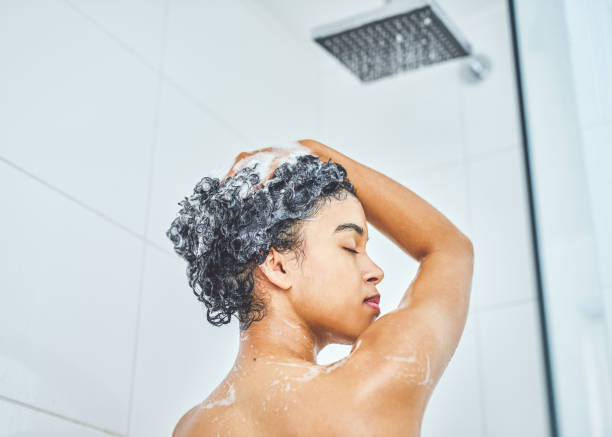 bye bye roos - woman washing hair stockfoto's en -beelden