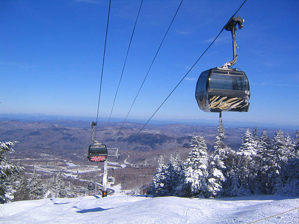 cable cars over snowy mountain in a ski resort - killington 個照片及圖片檔