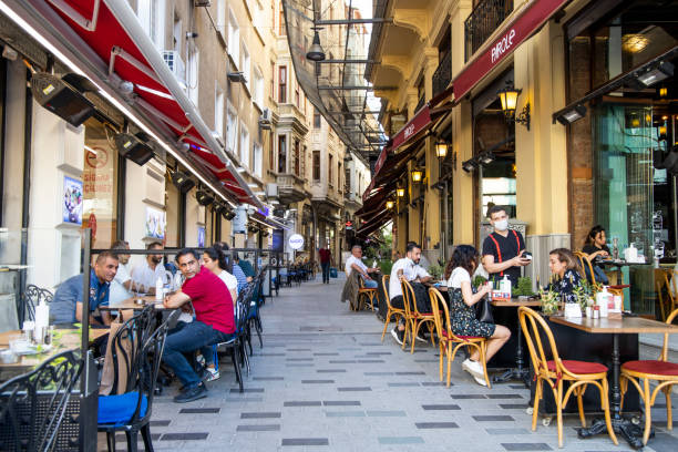 kaféer, butiker och människor går runt i sidogatan i istanbul istiklal street med masker i enlighet med covid-19 regler. - istiklal caddesi bildbanksfoton och bilder