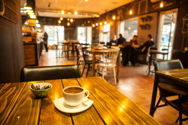 caffee en café mesa y borrosa - café edificio de hostelería fotografías e imágenes de stock