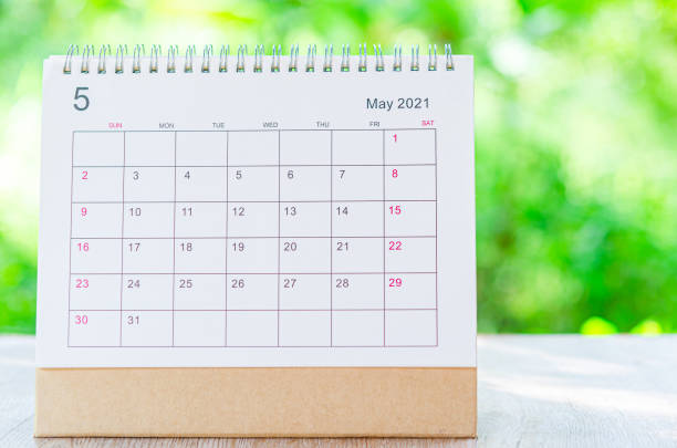 kalender bureau 2021 mei maand voor organisator te plannen en herinnering op houten tafel op de natuur achtergrond. - mei stockfoto's en -beelden