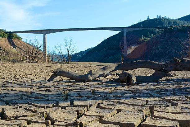 california drought - under new melones bridge on dry lakebed - droogte stockfoto's en -beelden