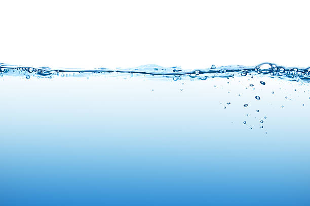 落ち着いたブルーの水面に、泡見られるローアングル - 水面 ストックフォトと画像
