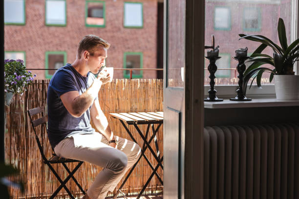 lugn man dricka kaffe på morgonen - sweden home bildbanksfoton och bilder