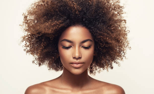 ketenangan dan konsentrasi batin di wajah wanita cantik muda. afro cantik. - rambut hitam alami potret stok, foto, & gambar bebas royalti
