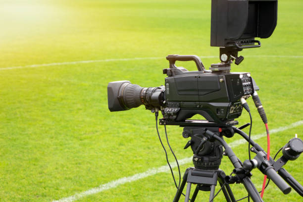 câmera de tv no estádio, jogo de radiodifusão durante um futebol (soccer) - estádio e camera - fotografias e filmes do acervo