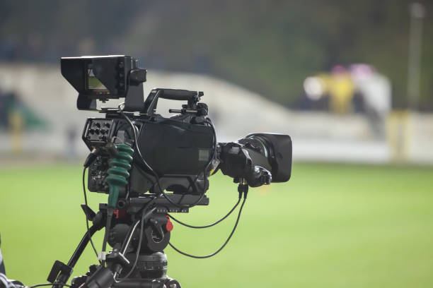 câmera de tv no estádio, transmitindo durante uma partida de futebol (futebol) - estádio e camera - fotografias e filmes do acervo
