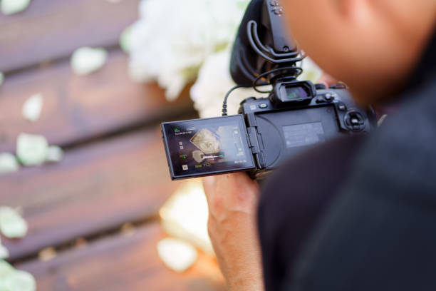 caméra dans les mains opérateur au gros plan de mariage - photographe mariage photos et images de collection