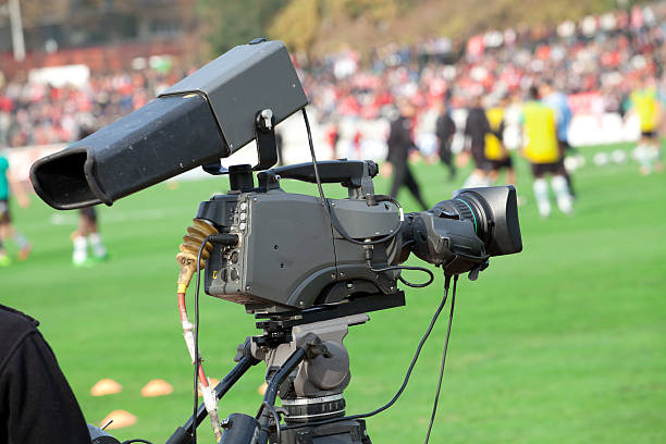 câmera de tv do futebol-louça - estádio e camera - fotografias e filmes do acervo