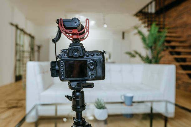 camera met microfoon op het statief in de woonkamer - fotograaf stockfoto's en -beelden