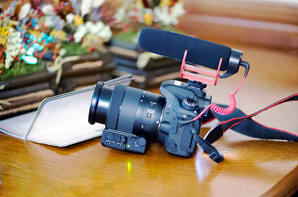 cámara réflex digital con micrófono - video editing fotografías e imágenes de stock