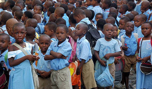 camerun scuola bambini in attesa di un'unità - camerun foto e immagini stock