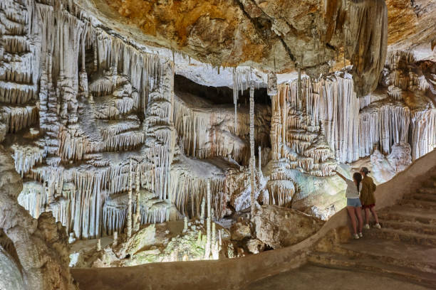 campanet höhlen auf mallorca. geologisch und mineralisch. balearischer tourismus. spanien - höhlenklettern stock-fotos und bilder