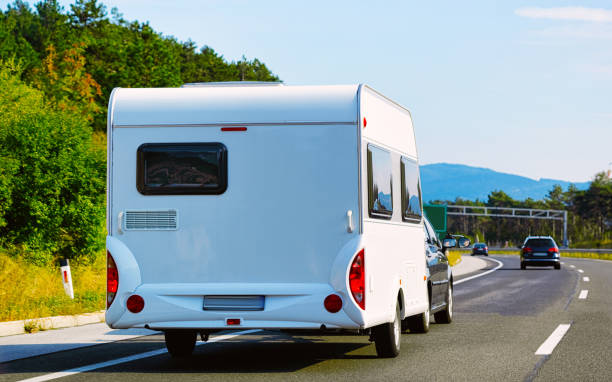 camper rv in snelwegweg in slovenië - caravan stockfoto's en -beelden