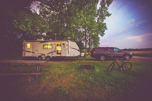 rv camping adventure - caravan stockfoto's en -beelden