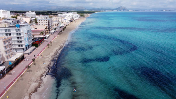 vista aérea de la playa de can picafort (majorca) - pbsm fotografías e imágenes de stock