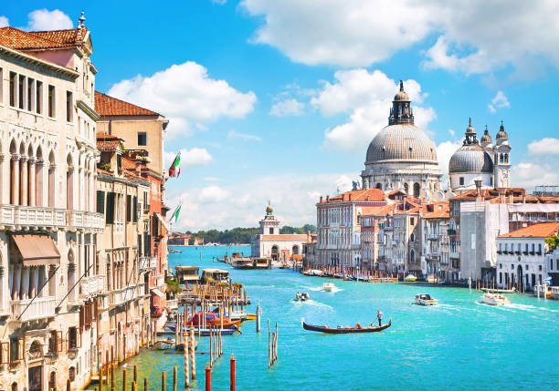 canal grande e basilica di santa maria della salute, venezia, italia - venezia foto e immagini stock