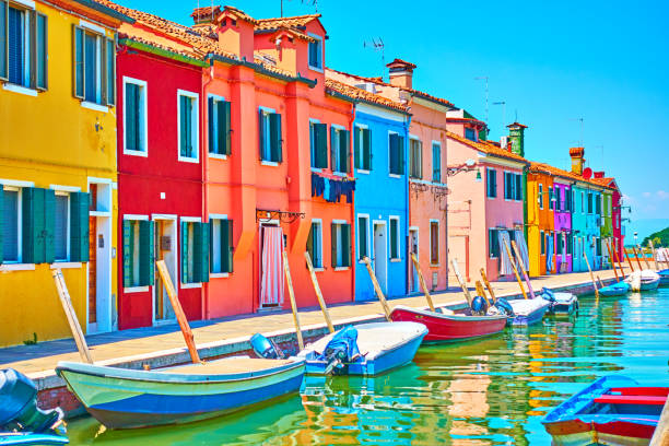 canale con barche e case colorate a burano - burano foto e immagini stock