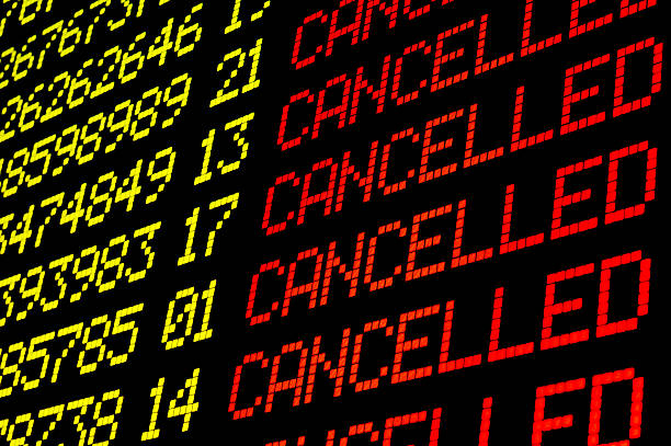 cancelled flights on airport board - commercieel vliegtuig stockfoto's en -beelden