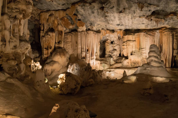 cango caves in oudtshoorn zuid-afrika. afrikaanse landmark - cango stockfoto's en -beelden