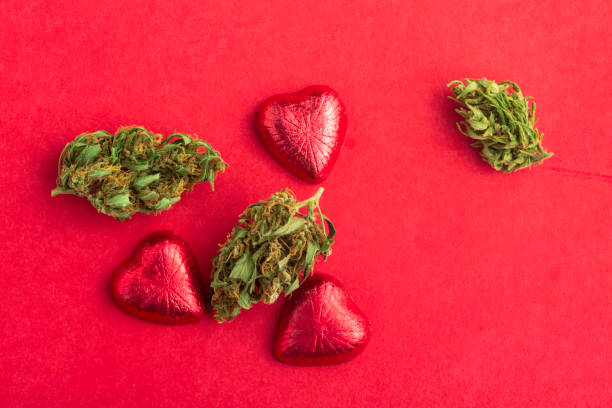 cannabis doordrenkt chocolade harten verpakt in folie voor valentijnsdag - marihuana gedroogde cannabis stockfoto's en -beelden