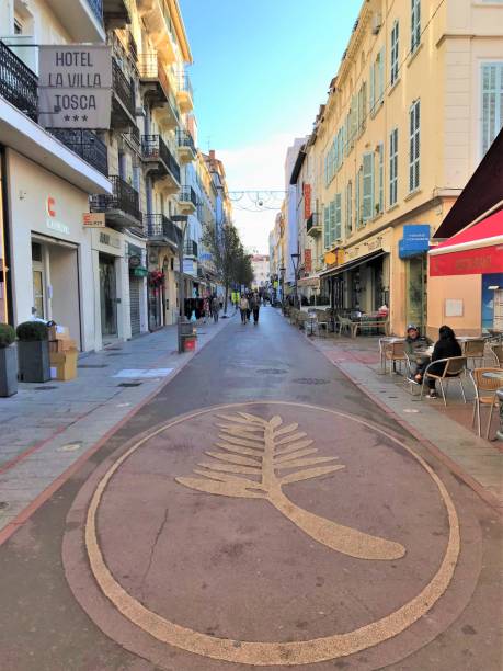 戛納街與棕櫚德奧標誌法國南部 - cannes 個照片及圖片檔