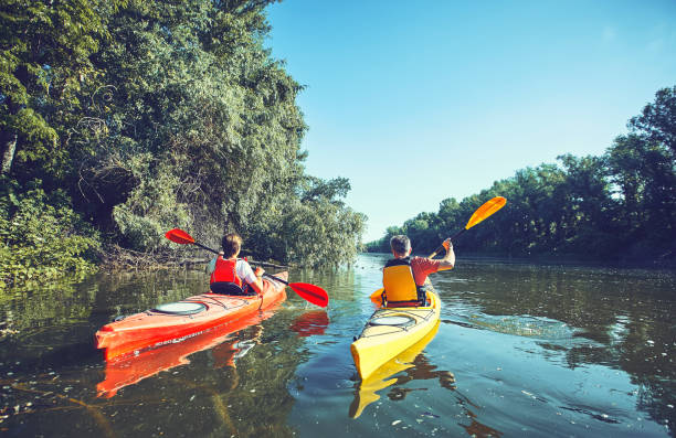 een kano-tochtje op de rivier in de zomer. - kajak stockfoto's en -beelden