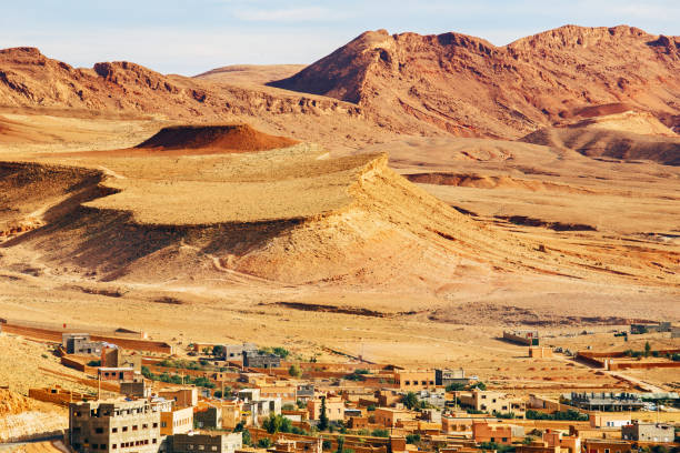 谷原砂漠の谷と古代のベルベル村のティンヒル、モロッコ - 都会　オアシス ストックフォトと画像