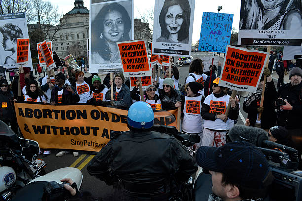 카피톨 경찰 있는 것과 상충할 protestors - abortion protest 뉴스 사진 이미지