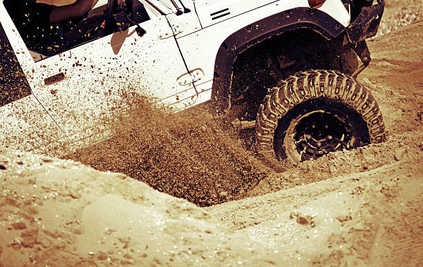 car accelerating on sand car accelerating on sand off road vehicle stock pictures, royalty-free photos & images