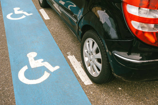 Car parked on the disabled blue sign Paris: Black car parked on the disabled blue sign during the day ISA stock pictures, royalty-free photos & images