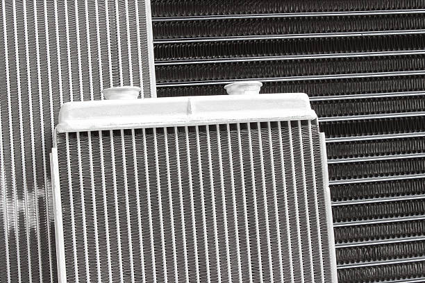 radiador de carro no aquecimento reserva sistema de arrefecimento do motor de combustão interna - idosos aquecedor imagens e fotografias de stock