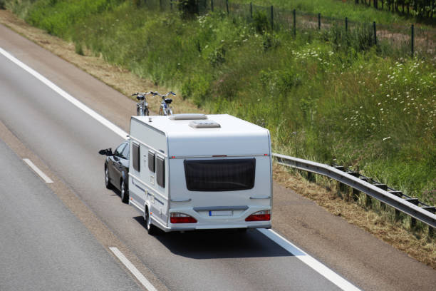 auto caravan op de europese snelweg - caravan stockfoto's en -beelden