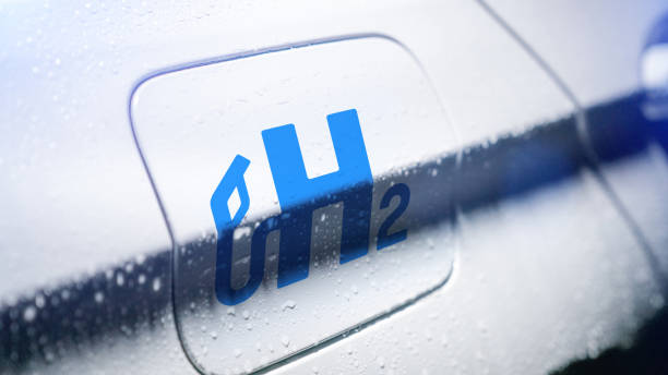 auto mit wasserstoff-logo auf füllkappe. h2-verbrennungsmotor für emissionsfreien umweltfreundlichen transport. - hydrogen transport stock-fotos und bilder