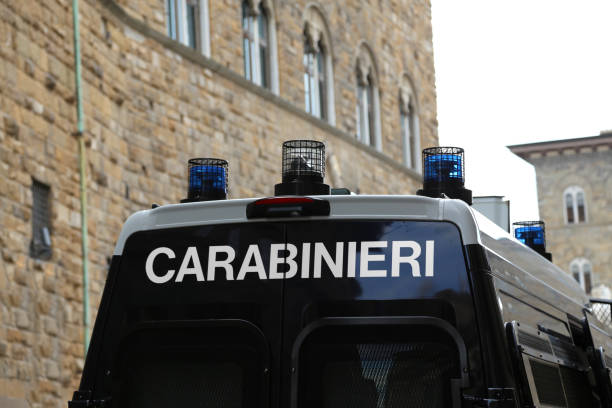 carabinieri italienischen polizeiauto mit sirenen - italienisches militär stock-fotos und bilder