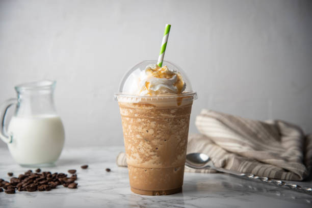 karamel frappuccino met wipped crème op marmeren tafel - caffè mocha stockfoto's en -beelden