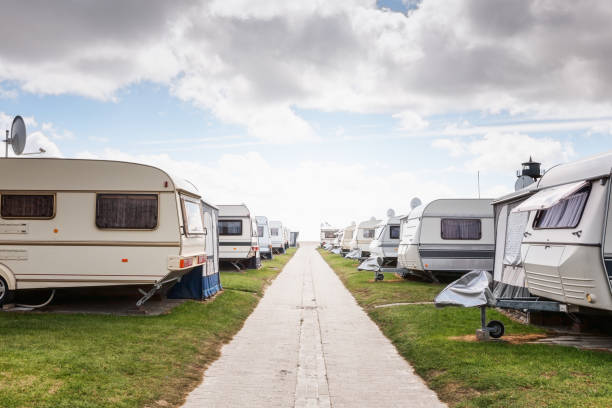 caravan camping - caravan stockfoto's en -beelden