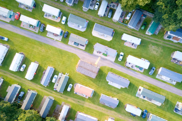 caravan site park bovenaanzicht verlicht door zomerzon - caravan stockfoto's en -beelden
