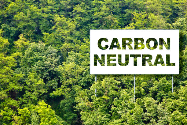 森林を背景にした自然に浸った広告看板に対するco2カーボンニュートラルコンセプト - 脱炭素 ストックフォトと画像