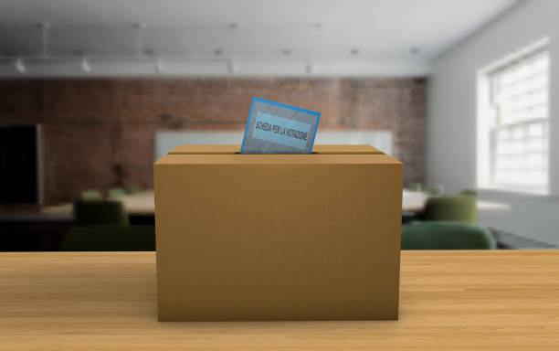 scatola di cartone come urna per l'inserimento delle schede elettorali per gli elettori per il giorno delle elezioni - elezioni italia foto e immagini stock