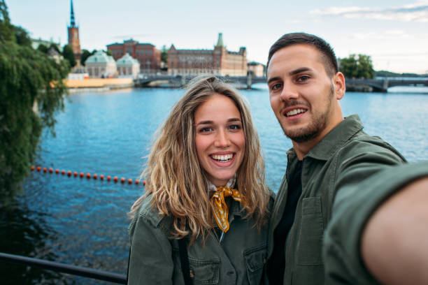 bekymmersfritt par på besök i sverige - summer stockholm bildbanksfoton och bilder