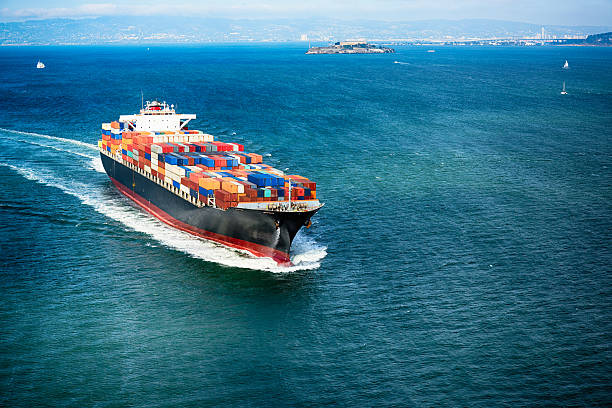 cargo container ship on san francisco bay - aerial container ship imagens e fotografias de stock