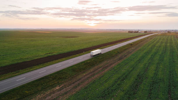 cargo lastbilar på vägarna på landsbygden i ukraina - european highway drone bildbanksfoton och bilder