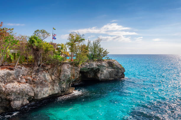 ジャマイカ島のターコイズブルーの水と岩のビーチとカリブ海の島。 - モンテゴ湾 写真 ストックフォトと画像
