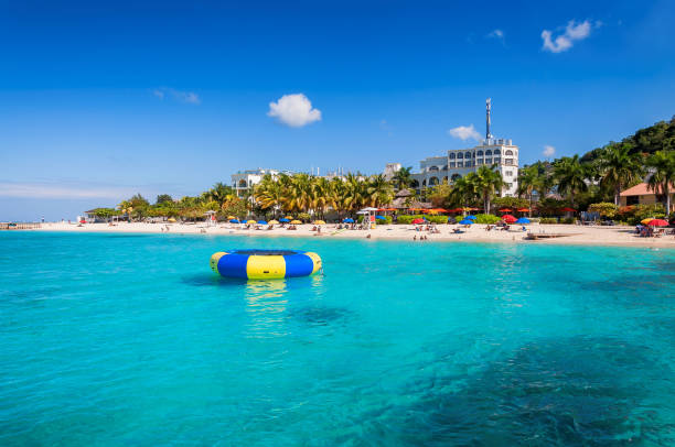 ジャマイカ島モンテゴベイのカリブ海サニービーチとターコイズブルーの海。 - モンテゴ湾 写真 ストックフォトと画像