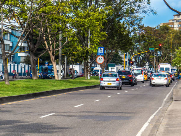 ボゴタの大通りの両側の信号機の車 - コロンビア - バス高速輸送システム 写真 ストックフォトと画像